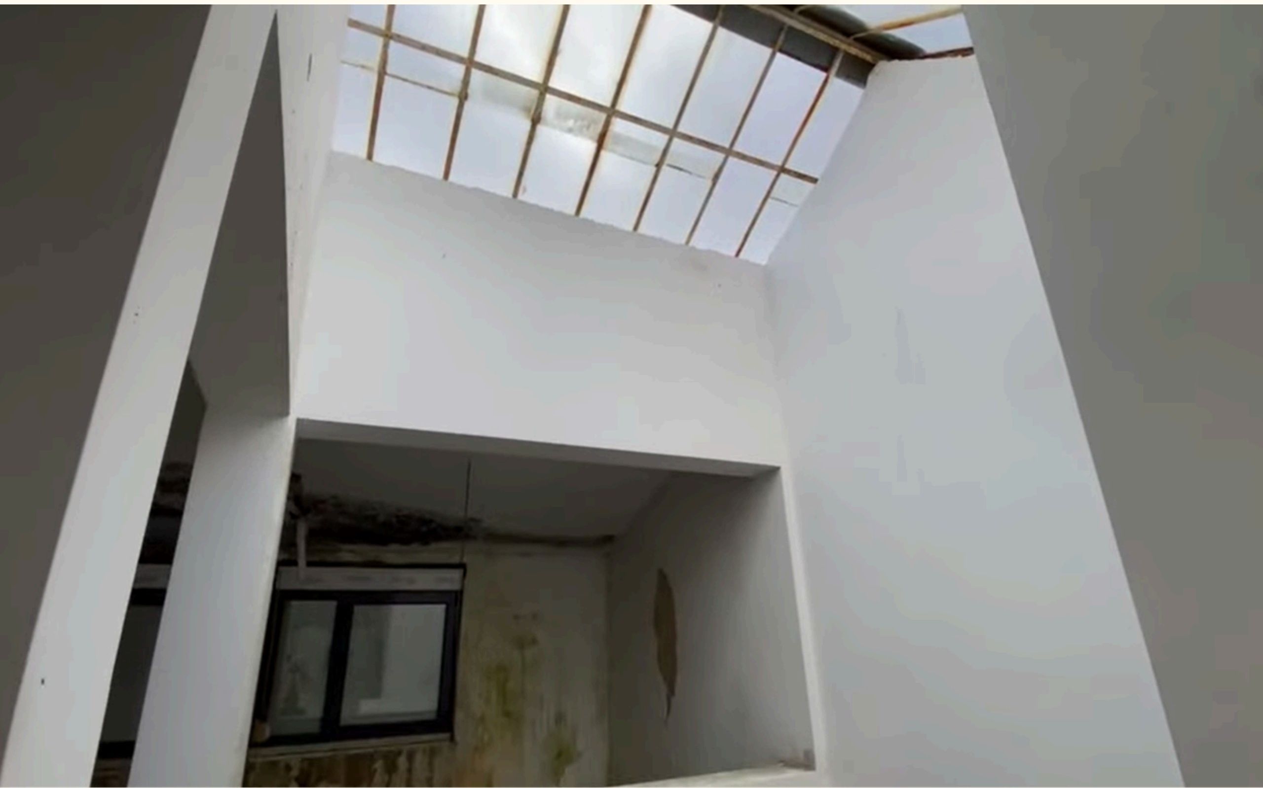 Claraboia e caixa de escadas